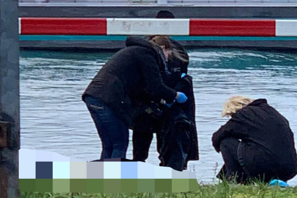 Ermittler am Samstag vor Ort in Brühl mit dem abgedeckten Leichnam des Mannes.