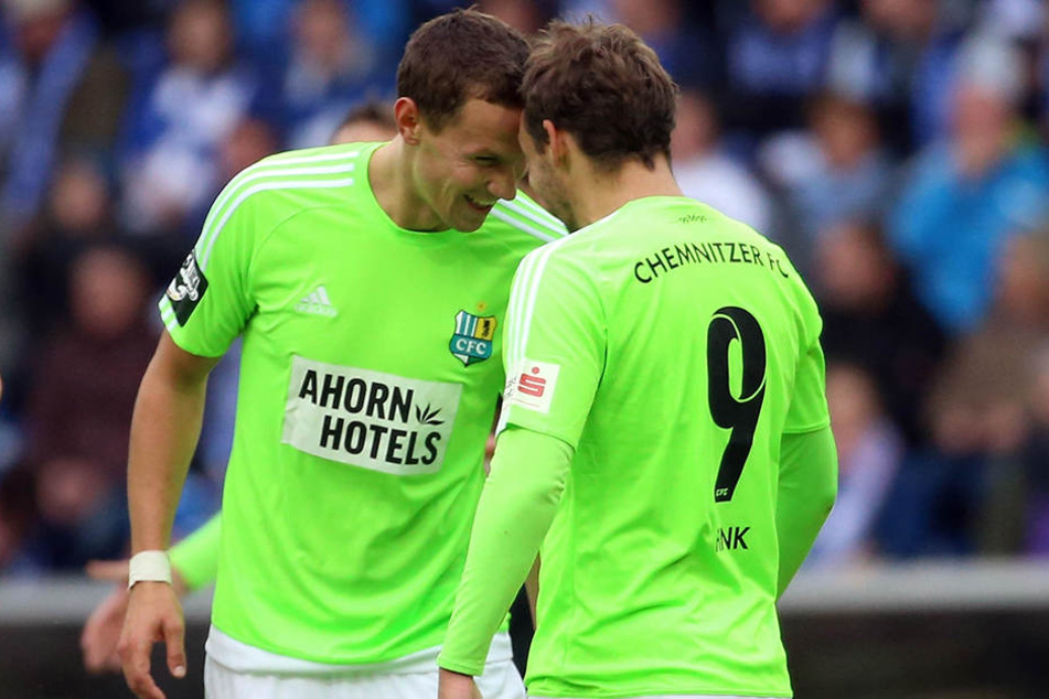 Spitzbübisch feierten Tim Danneberg (l.) und Torschütze Anton Fink das frühe 1:0 in Magdeburg.