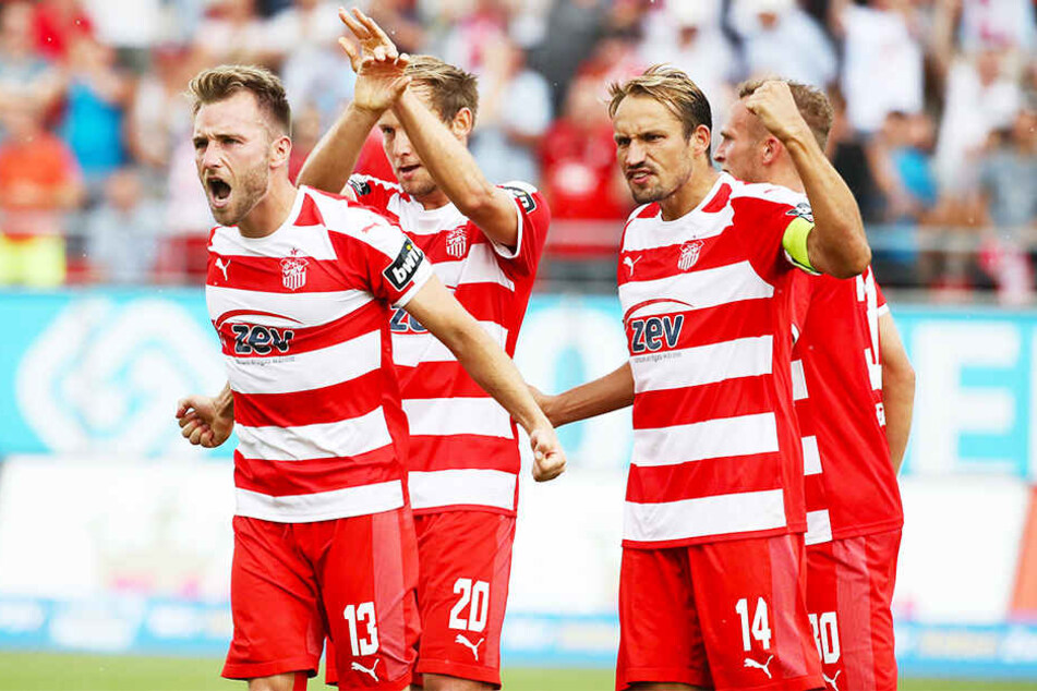 Kapitän Toni Wachsmuth (r.) durfte sich über einen Sieg seiner Mannschaft freuen.