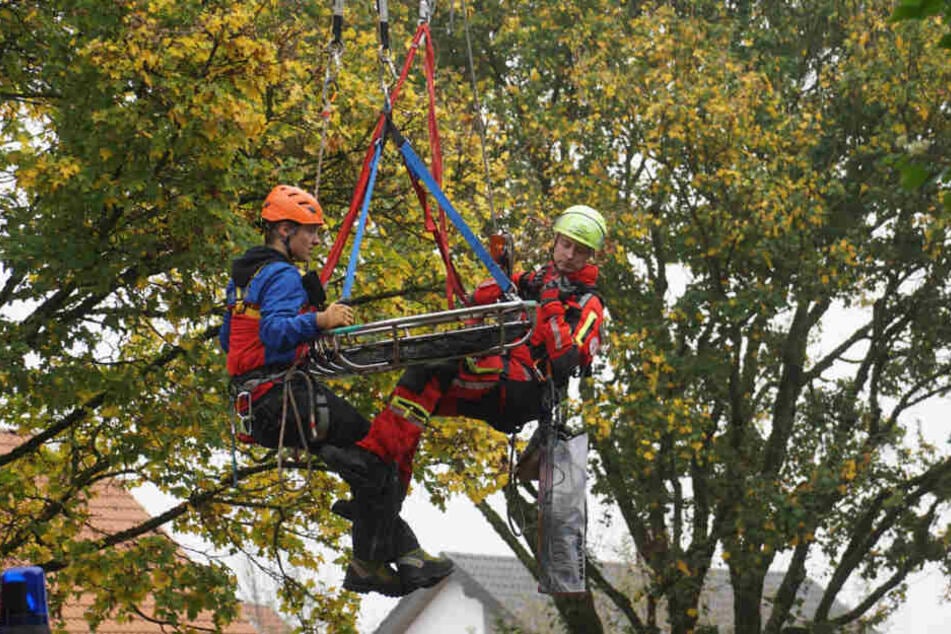 Der Rettungsdienst musste die Feuerwehr, die Bergwacht und das Rote Kreuz hinzuziehen.