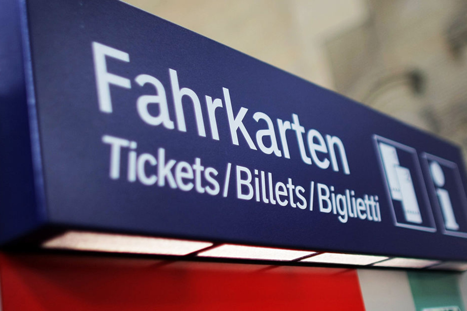 Als die Zugbegleiterin die Karten holen wollte, wurde sie von den Männern bedrängt.