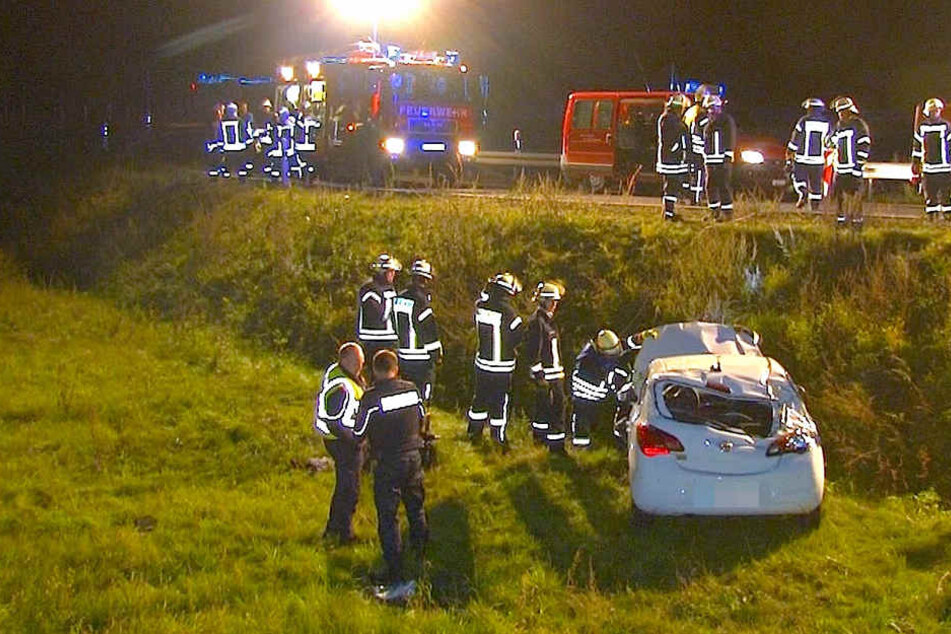 Der Wagen kam von der Fahrbahn ab und wurde in den Straßengraben geschleudert.