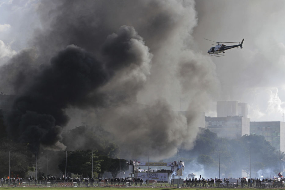 Demonstranten und Polizisten geraten in Brasilia während heftiger Proteste gegen Brasiliens Präsidenten Michel Temer aneinander.