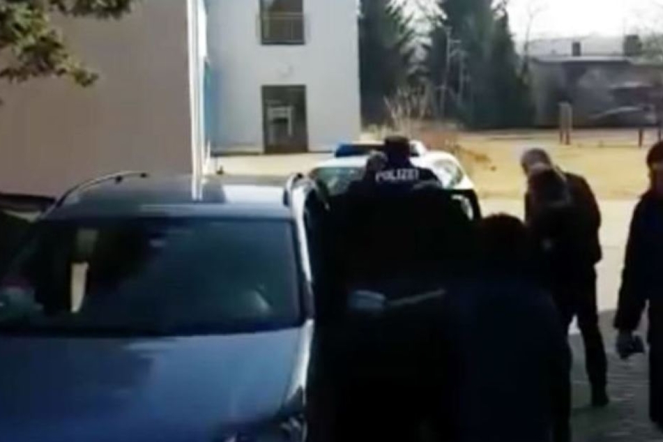 Die Polizei musste die Achtjährige gegen ihren Willen zu ihrer Mutter bringen.