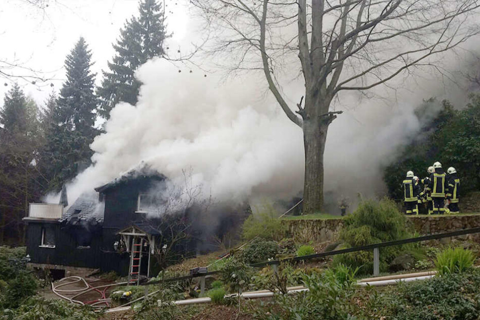 Mitten im Wald von Jonsdorf bei Zittau brach am Sonntagmorgen in einem Haus ein Feuer aus.