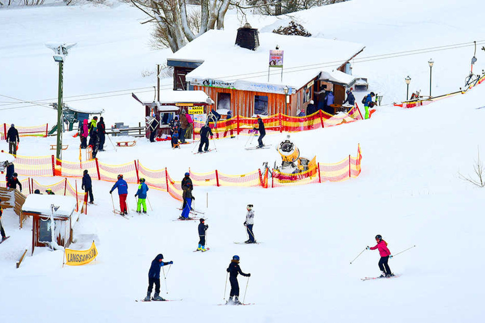 Besucher fahren in Winterberg eine Piste auf dem Altastenberg runter.