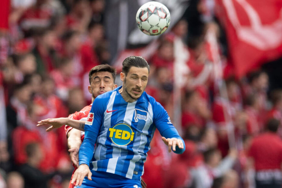 Kopfball-Duell: Herthas Mathew Leckie vor Stuttgarts Argentinier Nicolás González.