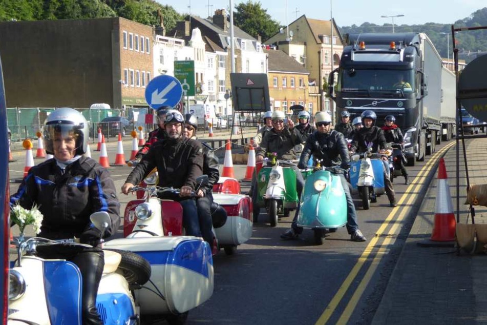 Die Rollerfreunde bei der großen Ausfahrt in Ryde. Sie tragen Biker-Kleidung
im Stil der späten 1950er.