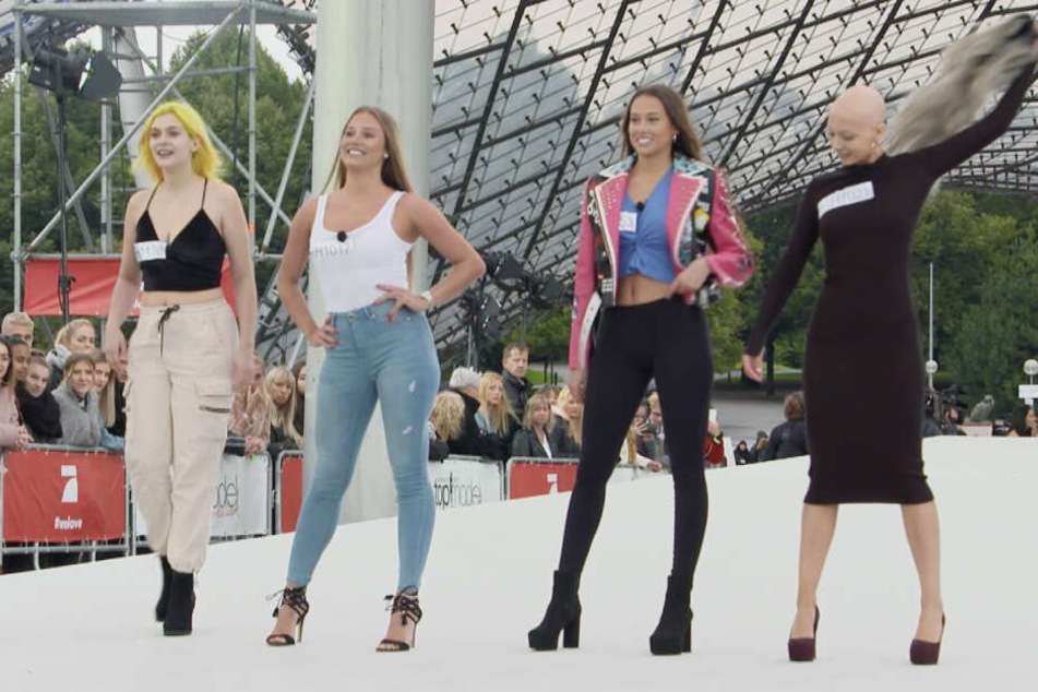 Beim Casting in München überrascht Kandidatin Julia am Ende des Catwalks.