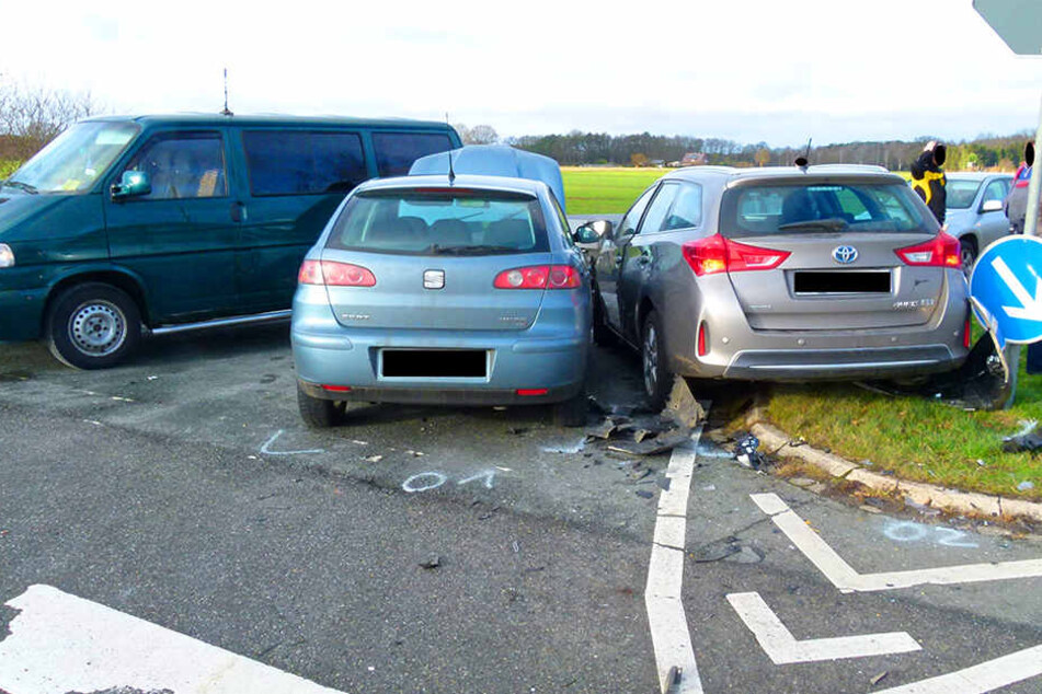 Der Seat-Fahrer krachte zuerst in den Toyota. Beide Autos wurden anschließend in den VW Bulli.