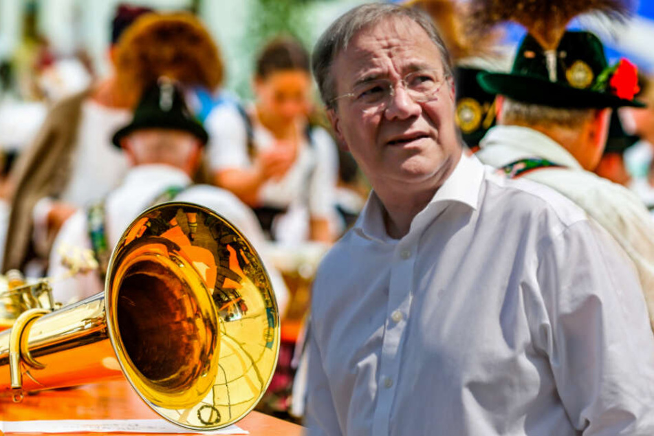 Ministerpräsident Laschet hat eine Landtagssitzung verlassen, um ein CDU-Oktoberfest zu besuchen.