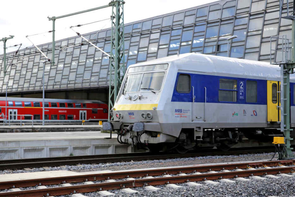 In der Mitteldeutschen Regiobahn rastete der Mann aus.