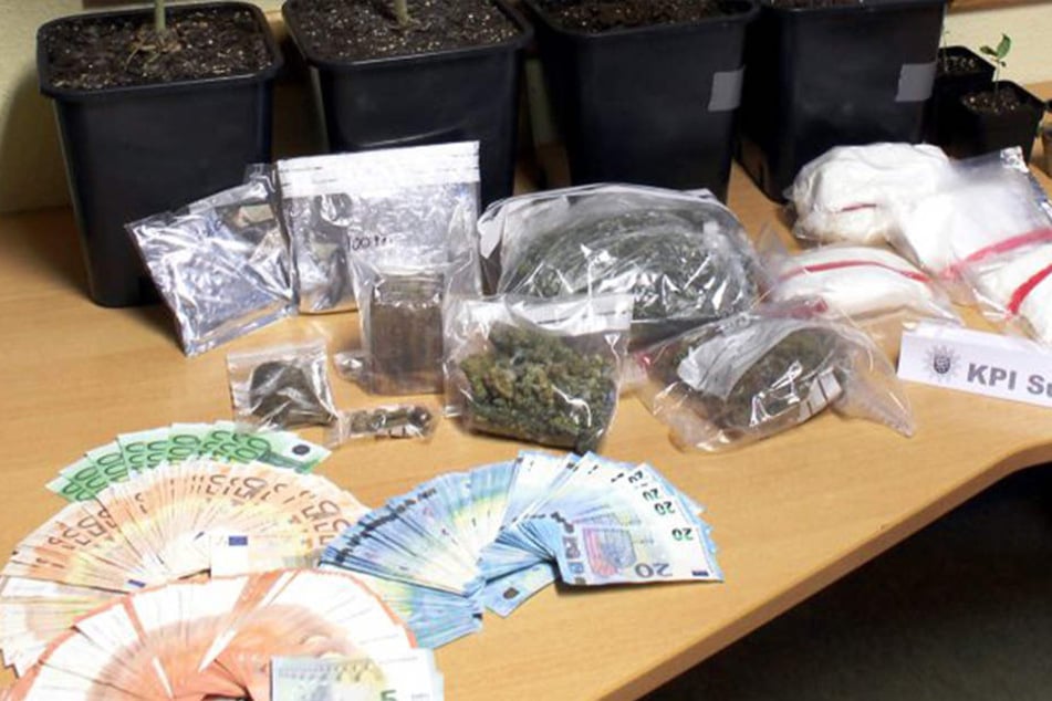 Mehr als drei Kilo Drogen und über 8000 Euro Bargeld entdeckten die Beamten in der Wohnung des mutmaßlichen Dealers.