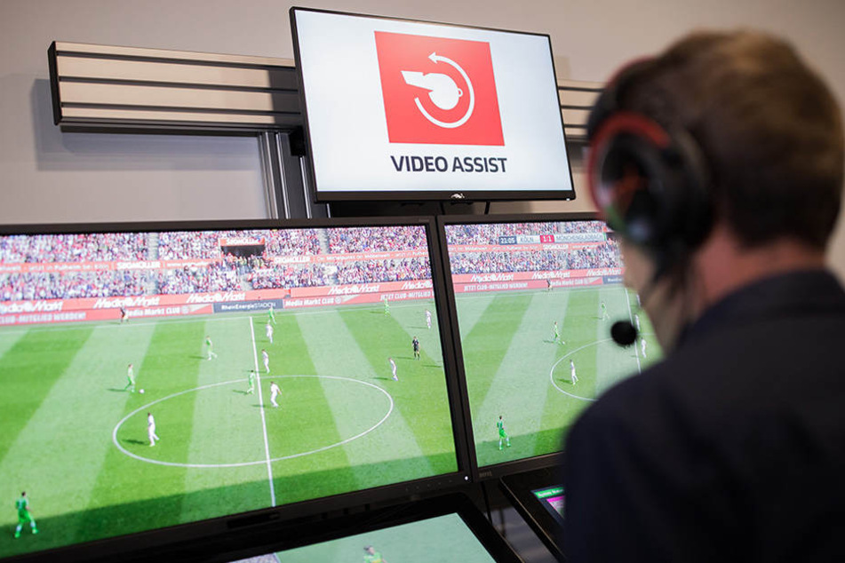 Sascha Stegemann sitzt in Köln im Videoassistcenter vor den Monitoren.
