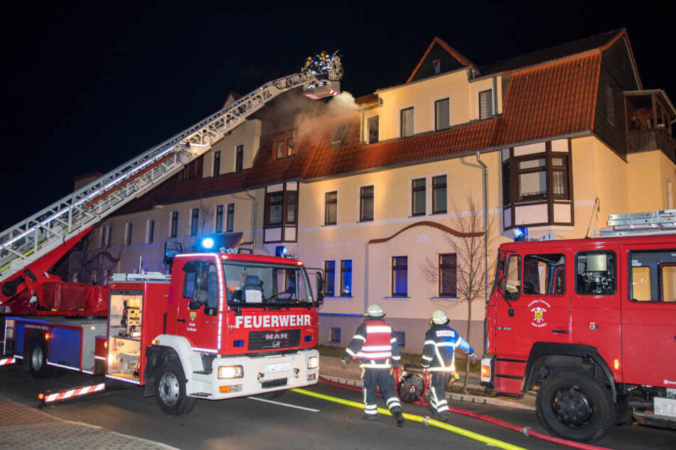 Die Feuerwehr konnte den Mann aus der Wohnung retten, er kam ins Krankenhaus.