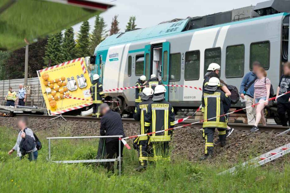 Die Passagiere mussten von der Feuerwehr aus dem Zug gerettet werden.