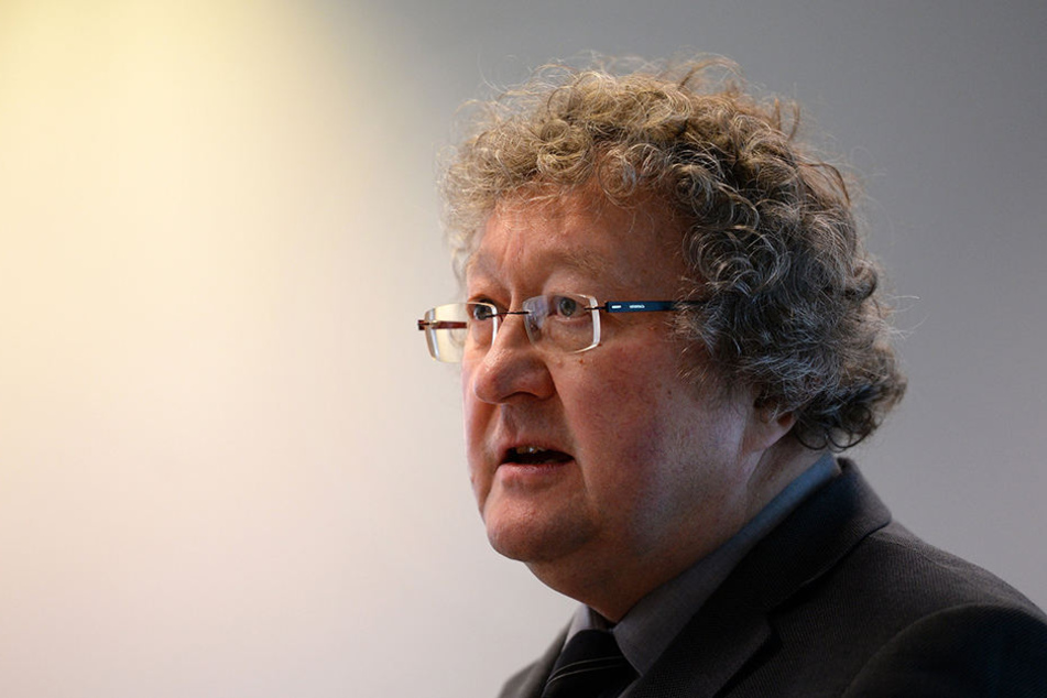 Der Dresdner Politik-Professor Werner J. Patzelt meint, "Nirgendwo gibt es ein so sicher protestierendes auftretendes Netzwerk an über Merkel & Co.-Empörten wie in Dresden."