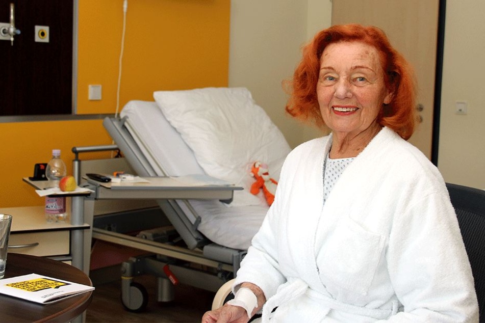 Ingrid Stosch-Sarrasani (84) am Krankenbett.