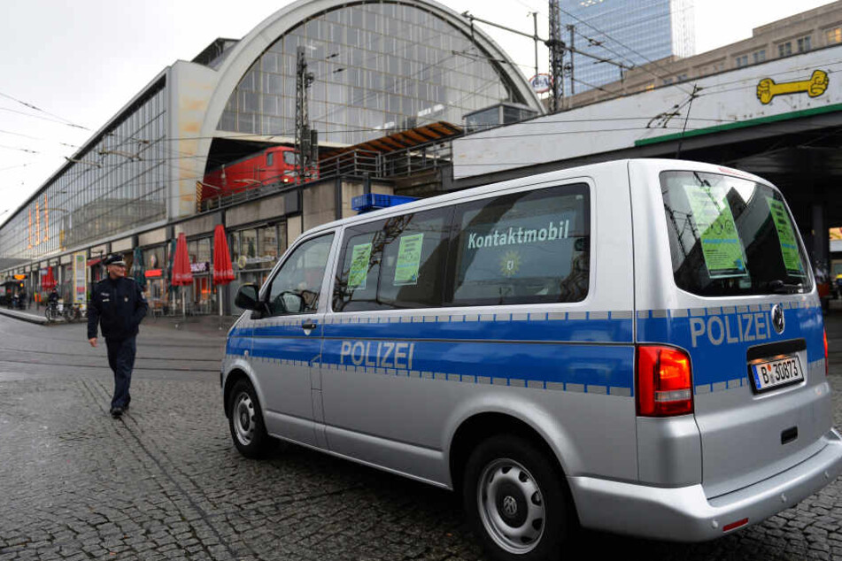 Die neue Polizeiwache soll das Kontaktmobil auf dem Alexanderplatz ersetzen (Archivbild).