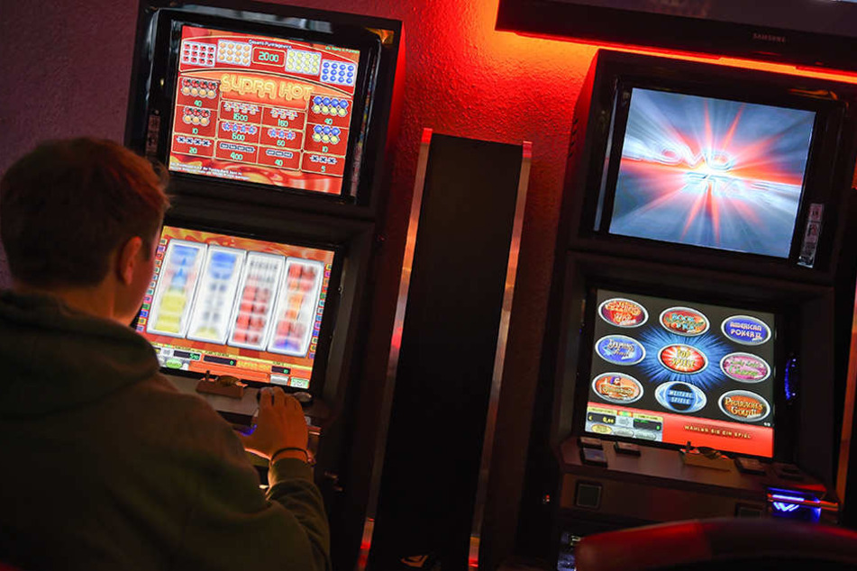 Damit junge Erwachsene nicht in die Versuchung kommen, nach der Schule oder in der Pause schnell mal ein paar Euros auf den Kopf zu hauen, müssen Spielhallen in der Nähe von Oberschulen schließen.