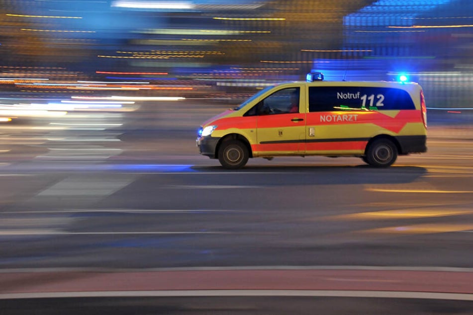 Ein verletzter Mann lag in Plauen am frühen Samstagmorgen in einem Hinterhof. (Symbolbild)