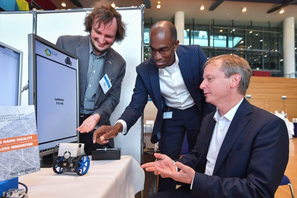 Professor Gerhard Fettweis (55, r.) von der TU Dresden entwickelt das 5G-Netz
mit. Eric Kuisch (52, Mi.), Technik-Chef bei Vodafone, setzt große Hoffnung in
das neue Netz.
