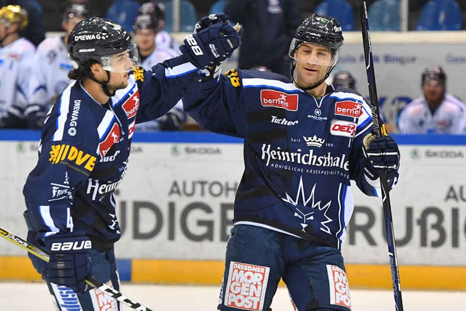 Endlich wieder Grund zum Jubeln für die Dresdner Eislöwen. Steve Hanusch und Matt Siddall feiern ausgiebig.