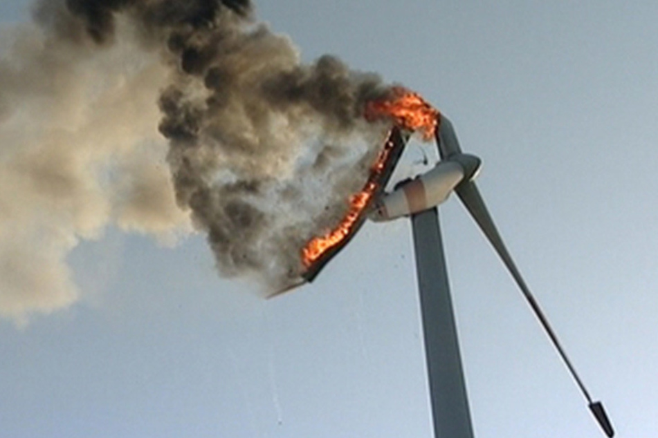 An der Autobahn 3 hat eine Windkraftanlage gebrannt.