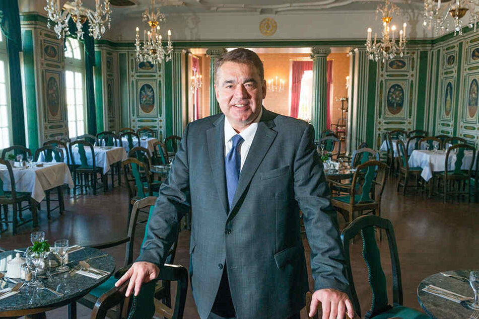 Hausherr Uwe Wiese richtet mit Unterstützung vieler Gastronomen, Winzer, Sommeliers und Hotels die "Foodraising"-Party im Italienischen Dörfchen aus.