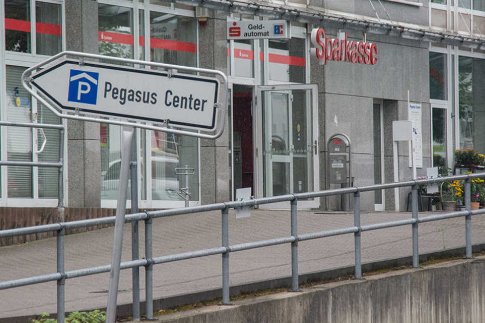Die junge Frau wurde kurz nach 1 Uhr am Pegasus-Center überfallen.