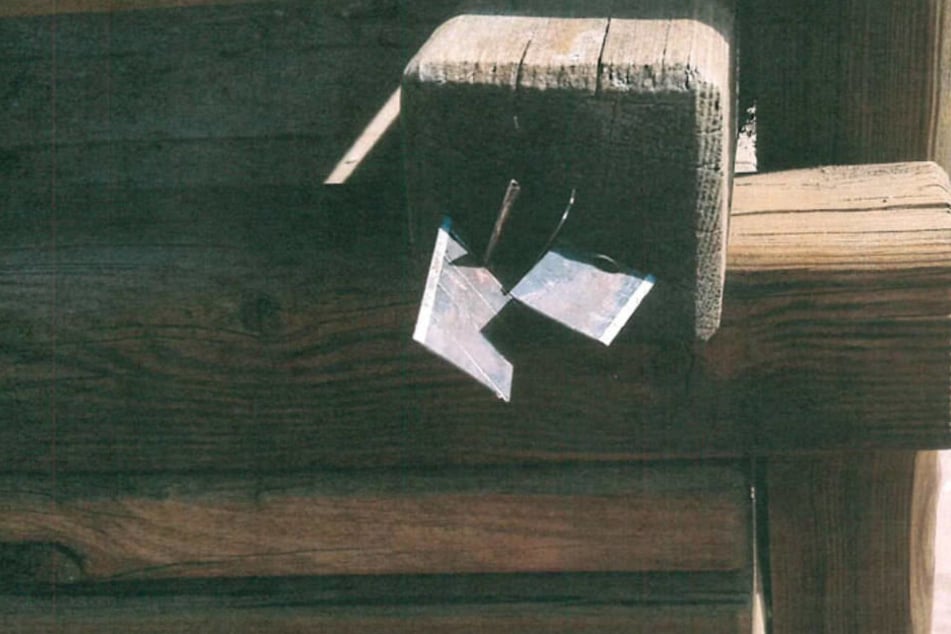 Die Klingen steckten etwa auf Hüfthöhe in dem Klettergerüst.
