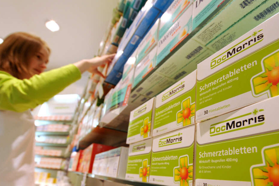 Schmerzmittel der DocMorris-Eigenmarke liegen in einer DocMorris-Apotheke in einem Regal.