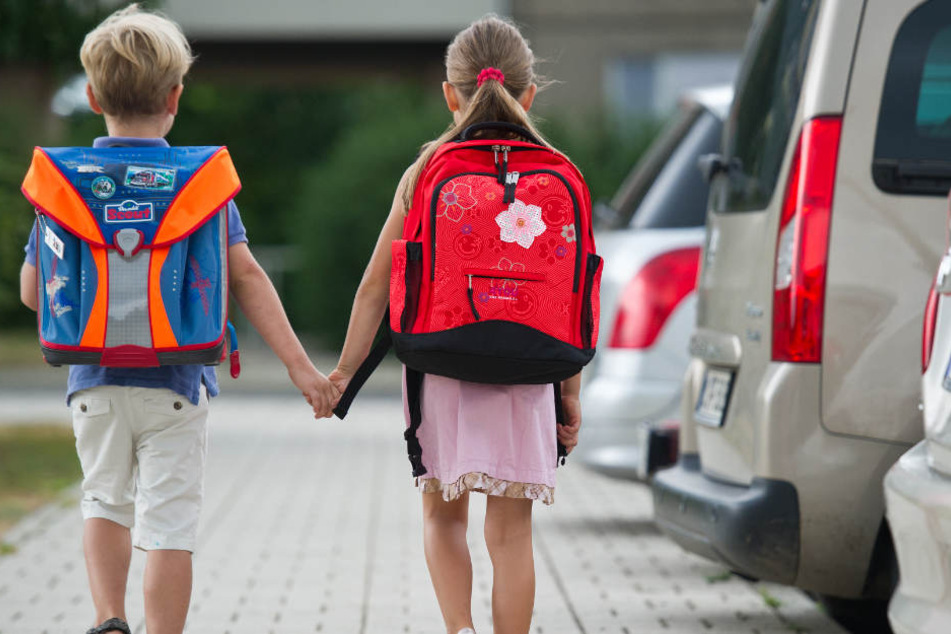Der neue Schulweg soll 10 Kilometer lang sein. Kinder sind dann auf Busse und Autos der Eltern angewiesen. (Symbolbild)
