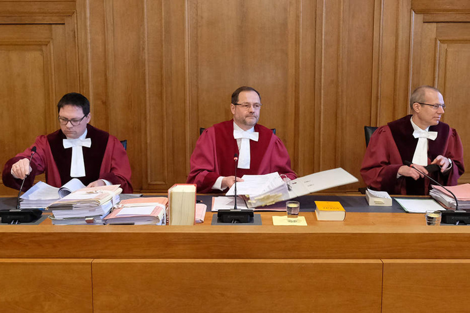 Der 7. Senat will sein Urteil erst am 27. Februar verkünden, so der Vorsitzende Richter Andreas Korbmacher (Mitte).