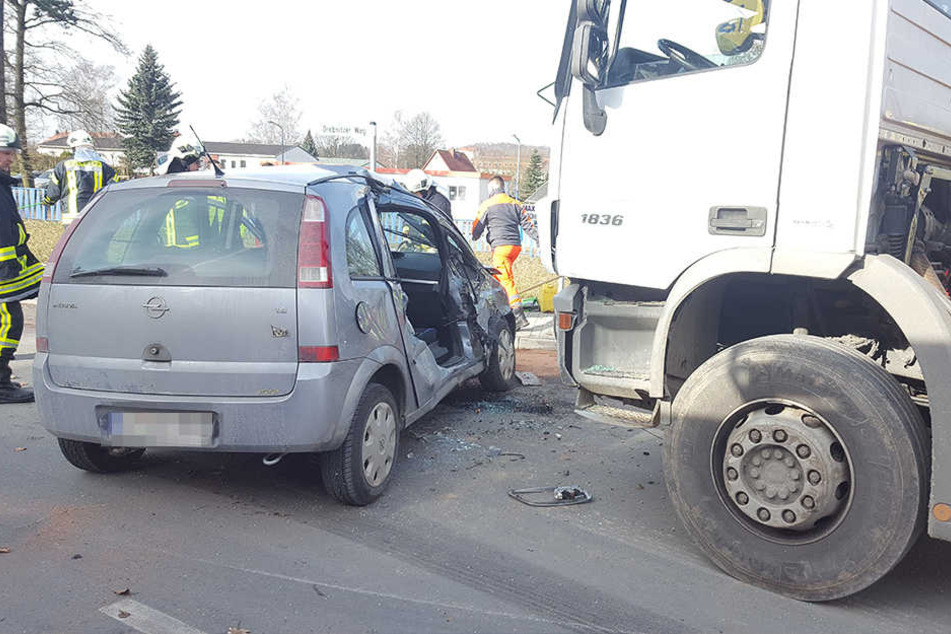 Die Beifahrerin musste aus dem Opel befreit werden.