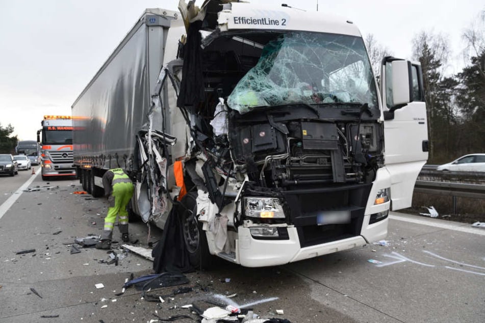 Der Fahrer dieses Lasters übersah das Stauende und krachte in einen stehenden Lkw.