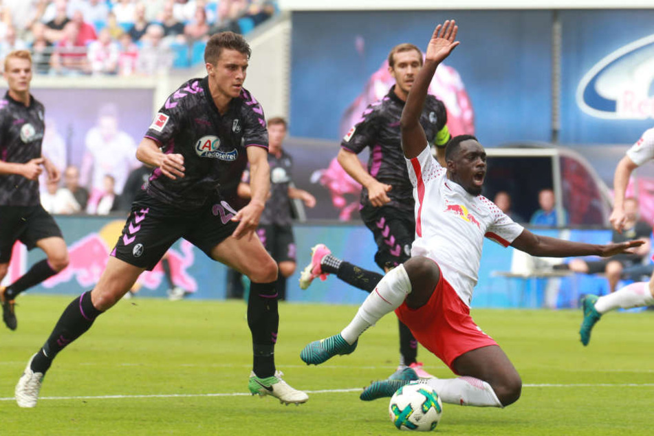 Größter Aufreger im ersten Durchgang: Jean-Kevin Augustin (r.) fliegt nach einem Rempler von Kempf (l.) im Strafraum. Nach Rücksprache mit dem Video-Assistenten entschied der Schiri aber nicht auf Elfmeter für RB.