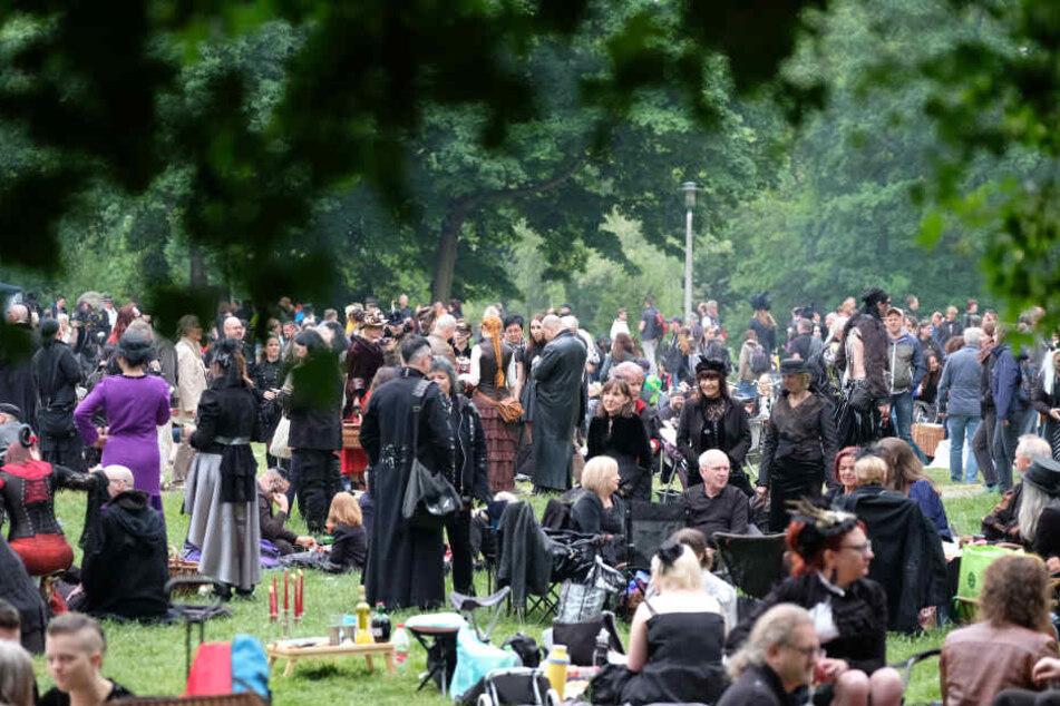 Das "Viktorianische Picknick" am Freitag ist jährlich eines der Highlights des Wave-Gotik-Treffens in Leipzig.