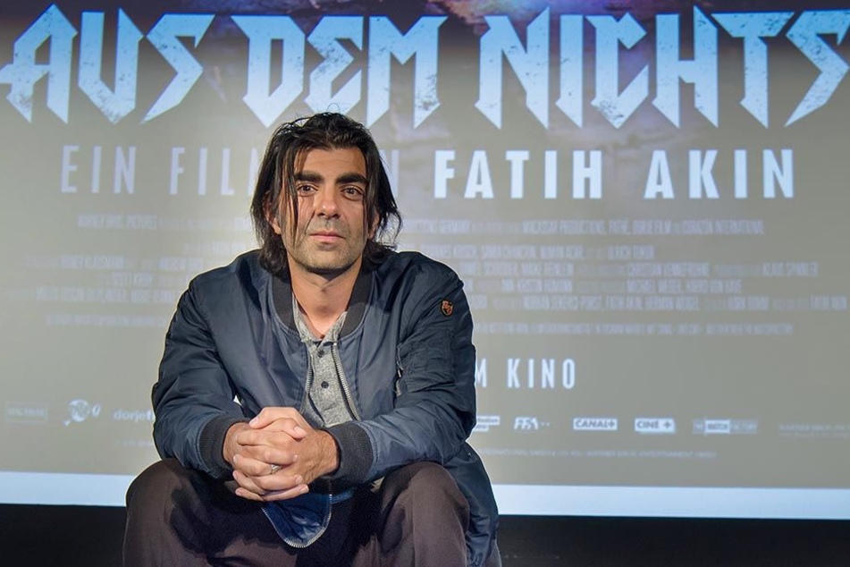 Der Regisseur Fatih Akin vor dem Plakat des NSU-Dramas "Aus dem Nichts".