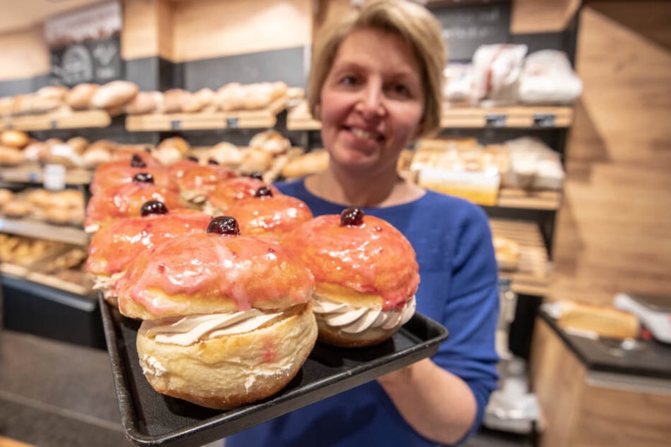 Marion Schleich präsentiert in ihrer Bäckerei Goaßmaß-Krapfen. Bei einer Goaßmaß handelt es um ein Mischgetränk aus Bier, Cola und Kirschlikör.