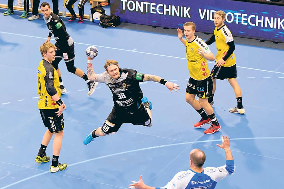 Henning Quade erzielt eins seiner 10 Tore gegen Coburg. Oskar Emanuel, Julius Dierberg und Nils Kretschmer trafen jeweils fünfmal.