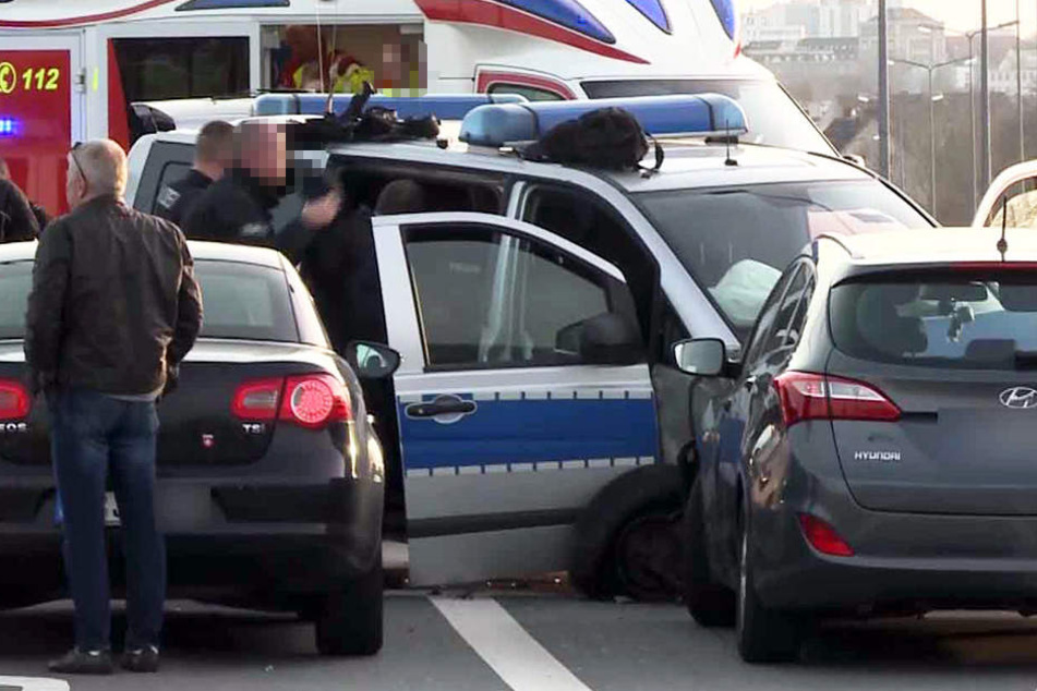 Das Polizeiauto wurde von einem Ford Kuga gerammt und knallte dann in einen Hyundai.