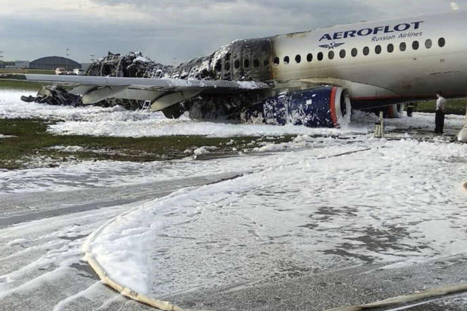 Ein teils ausgebranntes russisches Passagierflugzeug vom Typ Suchoi Superjet-100 steht auf dem Flughafen Scheremetjewo.