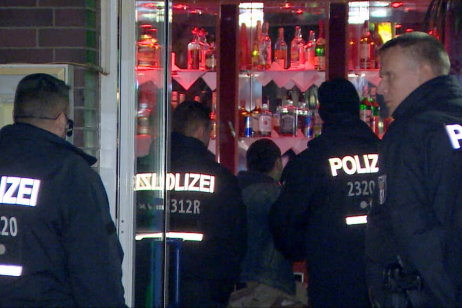 Polizisten gehen am 28.03.2019 in eine Shisha-Bar in Neukölln.