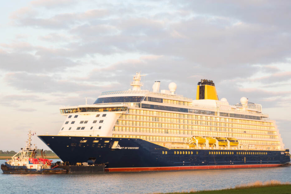 Das neue Kreuzfahrtschiff "Spirit of Discovery" fährt über die Ems.