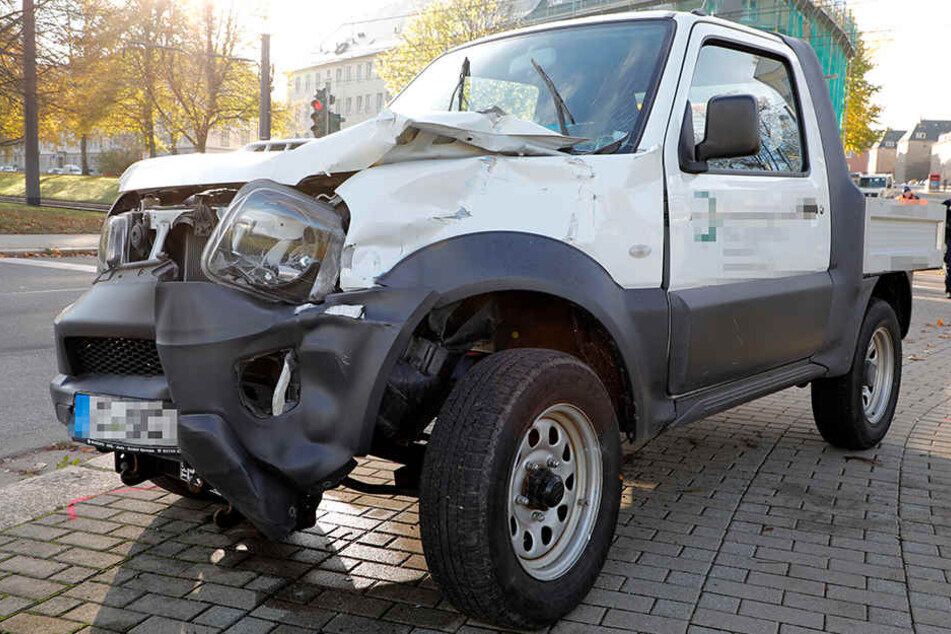 Das Auto wurde bei dem Unfall schwer beschädigt.