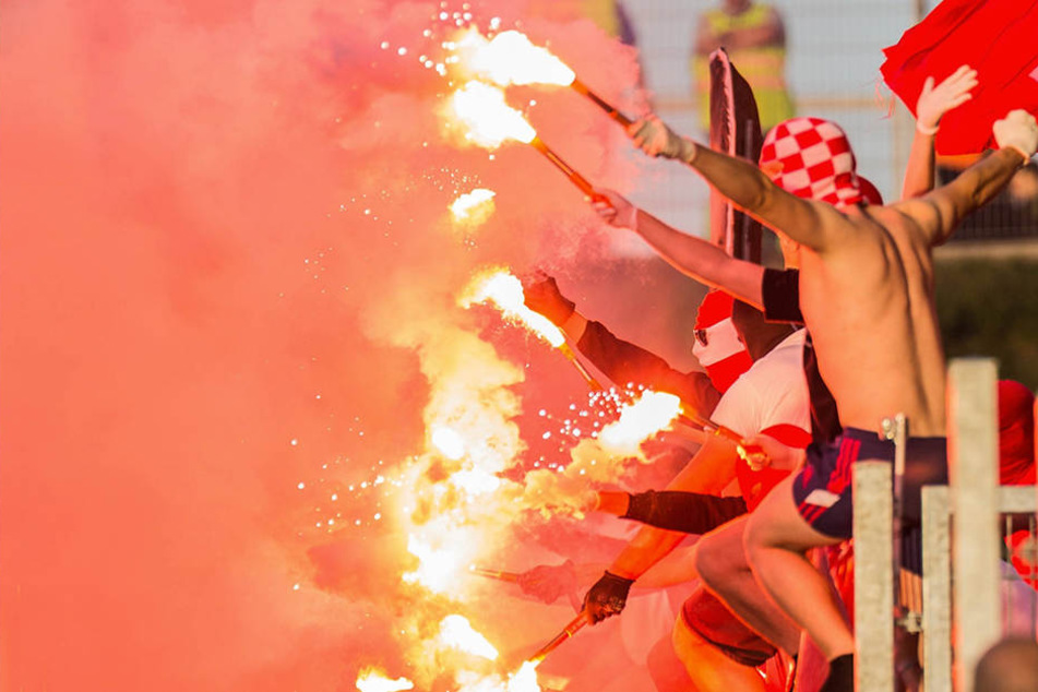 Am 4. August zündeten RWE-Anhänger die Pyrotechnik in Zwickau.