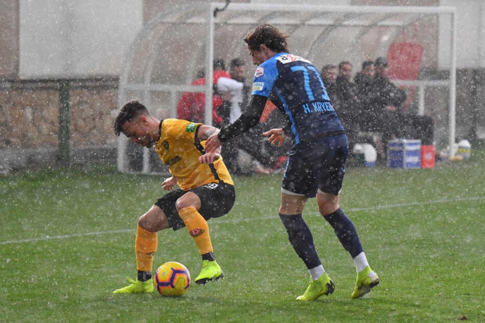 Sascha Horvath (l.) schirmt den Ball gegen den Regen und den Zürcher Hekuran Kryeziu ab.