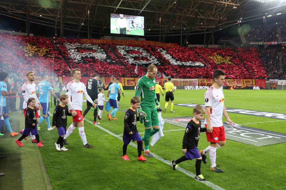 Diego Demme (r.), der die Mannschaft wegen Willi Orbans Gelbsperre ersatzweise als Kapitän aufs Feld führte, war von der Fan-Choreographie beeindruckt.