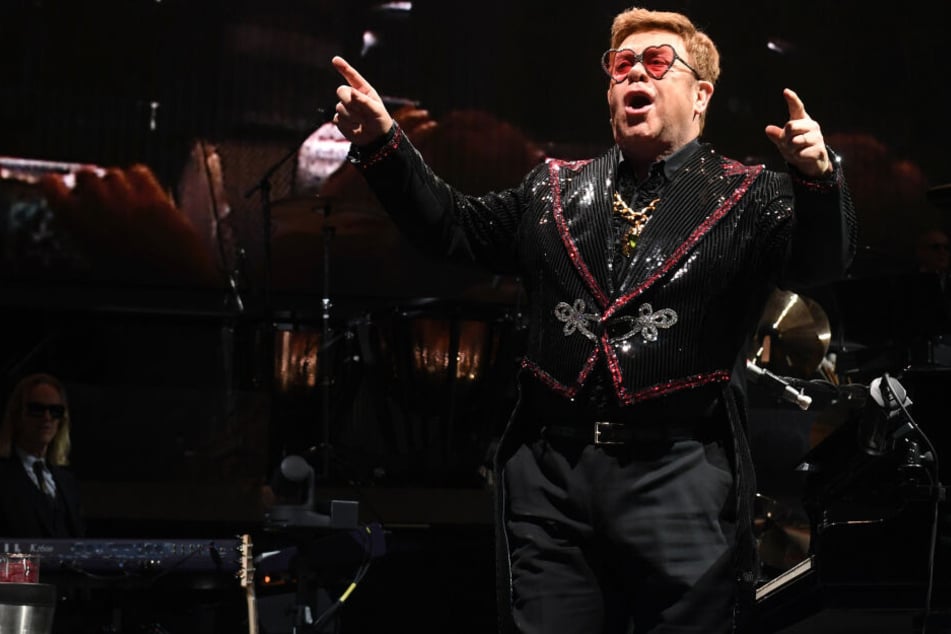 Der britische Sänger, Komponist und Pianist, Sir Elton John steht bei seinem Zusatzkonzert seiner Show "Farewell yellow brick road" auf der Bühne in der ausverkaufen Olympiahalle.